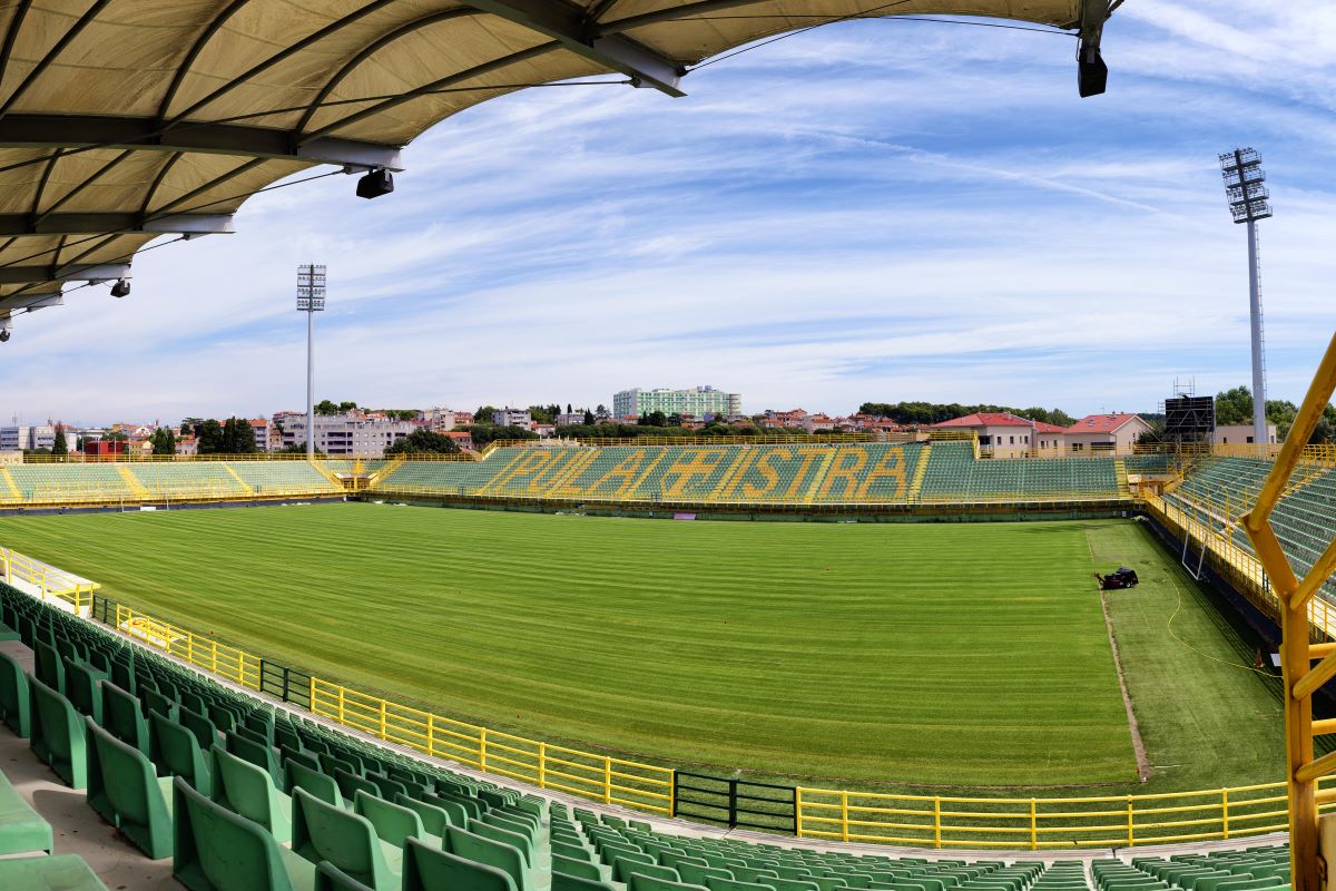 DROSINA U NOVOM RUHU Dovršeno postavljanje novog travnjaka na gradskom stadionu